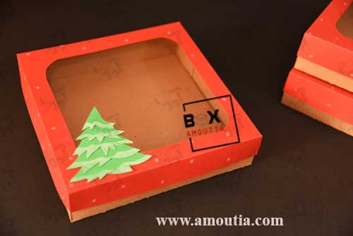 عکس تکی از جعبه کریسمس با طرح درخت کاج